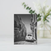Oude auto in een straat in Italië in zwart-wit Briefkaart (Staand voorkant)