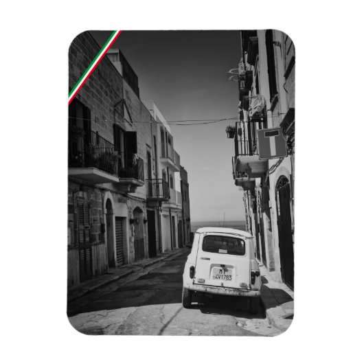 Oude auto in een straat in Italië met zee Magneet (Verticaal)