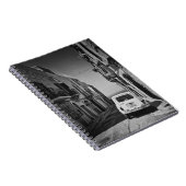 Oude auto in een straat in Italië met zee Notitieboek (Rechterzijde)