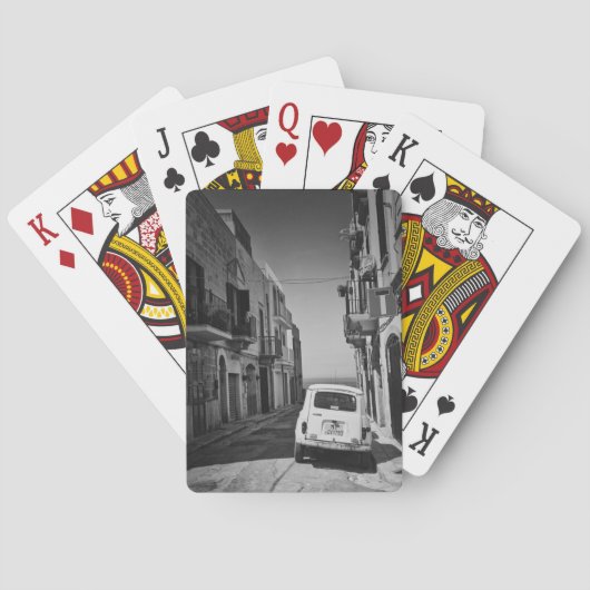 Oude auto in een straat in Italië met zee Pokerkaarten (Achterkant)