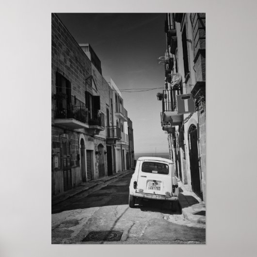 Oude auto in een straat in Italië met zee Poster (Voorkant)