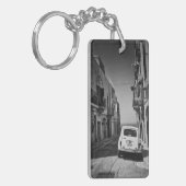 Oude auto in een straat in Italië met zee Sleutelhanger (Voorkant Links)