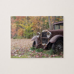 Oude auto in het najaar legpuzzel