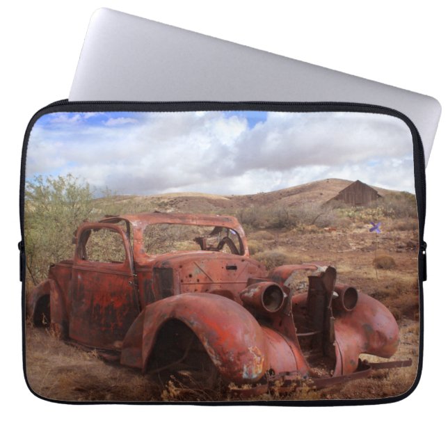 Oude auto in woestijnlandschap laptop sleeve (Voorkant)