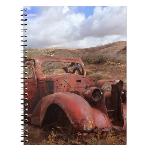 Oude auto in woestijnlandschap notitieboek (Voorkant)