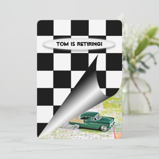 Oude auto met pensioen kaart (Staand voorkant)