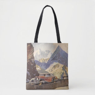 Oude auto op bergweg in de winter met sneeuw tote bag