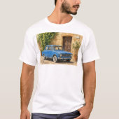 Oude auto op rustieke straat t-shirt (Voorkant)