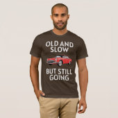 Oude auto rijdt nog t-shirt (Voorkant volledig)