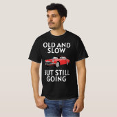 Oude auto rijdt nog t-shirt (Voorkant volledig)