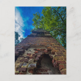 Oude bakstenen schoorsteen toren lage hoek zicht briefkaart