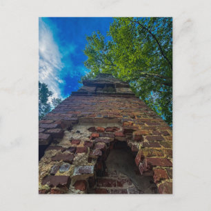 Oude bakstenen schoorsteen toren lage hoek zicht briefkaart