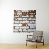 Oude bakstenen wand met gestrooid wit gipsplaat wandkleed (In situ)