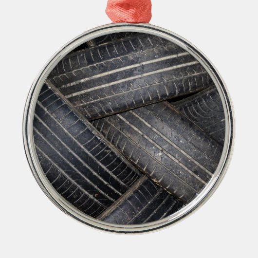Oude banden voor recycling metalen ornament (Voorkant)