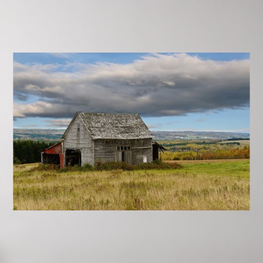 Oude Barn op een landheuvel Poster (Voorkant)