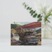 Oude bedrijfsdumptruck op een bouwplaats (Staand voorkant)