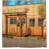 Oude benzinestation op het platteland van Utah, VS Douchegordijn (Voorkant)