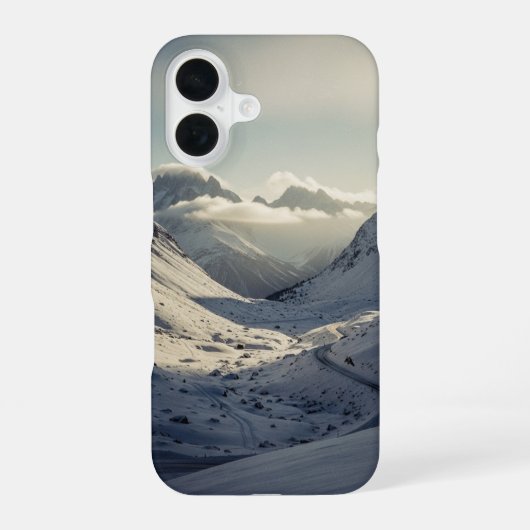 Oude bergpas in de sneeuw iPhone 16 hoesje (Achterkant)