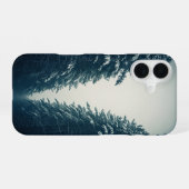 Oude besneeuwde dennenbos iPhone 16 hoesje (Achterkant horizontaal)