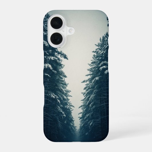 Oude besneeuwde dennenbos iPhone 16 hoesje (Achterkant)