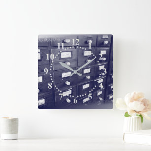 Oude bibliotheekladen vierkante klok