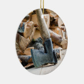 Oude bijl en brandhout keramisch ornament (Rechts)