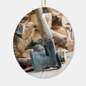 Oude bijl en brandhout keramisch ornament (Links)