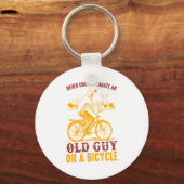 Oude Biker Ontwerp | Fiets | Onderschat Nooit Sleutelhanger (Voorkant)