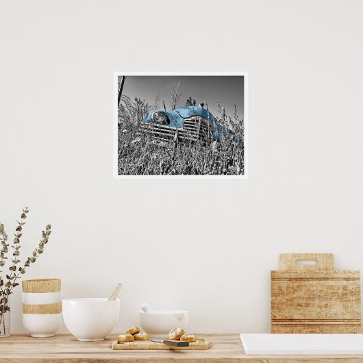 Oude blauwe auto in het veld Grass Poster (Keuken)