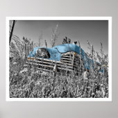Oude blauwe auto in het veld Grass Poster (Voorkant)