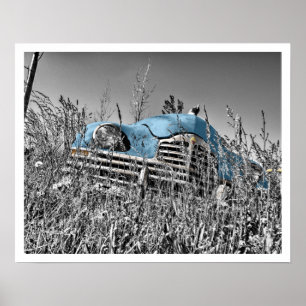Oude blauwe auto in het veld Grass Poster