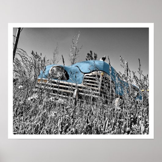 Oude blauwe auto in het veld Grass Poster (Voorkant)