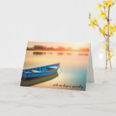 Oude blauwe roeiboot op een meer sympathie kaart (Gele Bloem)