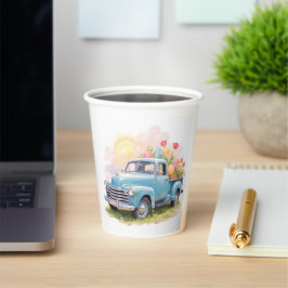Oude blauwe vrachtwagen met paaseieren en tulpen papieren bekers