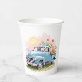 Oude blauwe vrachtwagen met paaseieren en tulpen papieren bekers