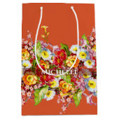 Oude bloemrijke lente primula's Chic Terracotta Medium Cadeauzakje (Voorkant)