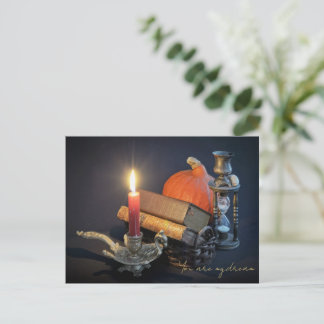 Oude boeken en zandloper op donkere tafel briefkaart
