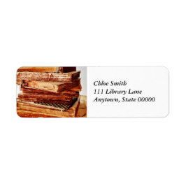 Oude boeken in een adreslabel van een stapel etiket