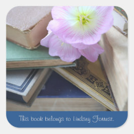 Oude boeken met primroses boekenplank vierkante sticker