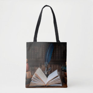 Oude boeken, vulpen en vintage met de inkt op hout tote bag
