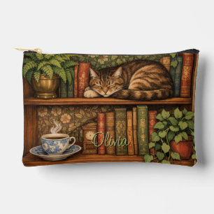 Oude boekenkast met kat en koffie etui