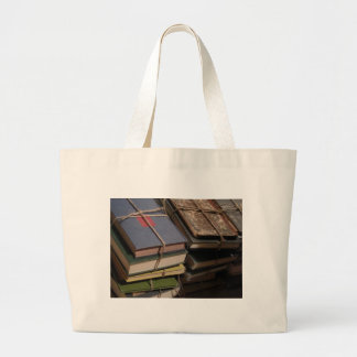 Oude boekenstapel grote tote bag