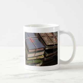 Oude boekenstapel koffiemok
