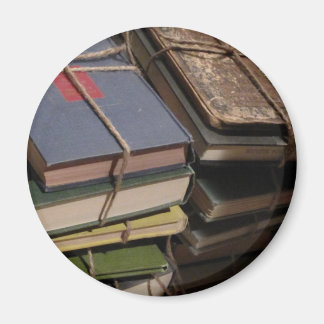 Oude boekenstapel magneet