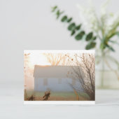 Oude boerderij in Fog bij zonsopgang Briefkaart (Staand voorkant)