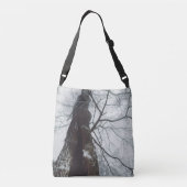 Oude boom in een Misty Forest Crossbody Tas (Achterkant)