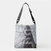Oude boom in een Misty Forest Crossbody Tas (Voorkant)