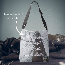 Oude boom in een Misty Forest Crossbody Tas