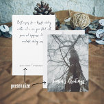 Oude boom in een Misty Forest Feestdagenkaart<br><div class="desc">Vier dit vakantieseizoen met de charme van een afbeelding-perfect winterbos, vastgelegd in onze Photo Holiday Kaart. De belangrijkste attractie is een enorme boom die majestueus tussen de mistige sfeer staat, bedekt met een laagje vorst. Deze kaart is een effectieve manier om de groeten van uw warmste seizoen te verzenden naar...</div>