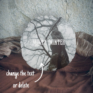 Oude boom in een Misty Forest Rond Kussen